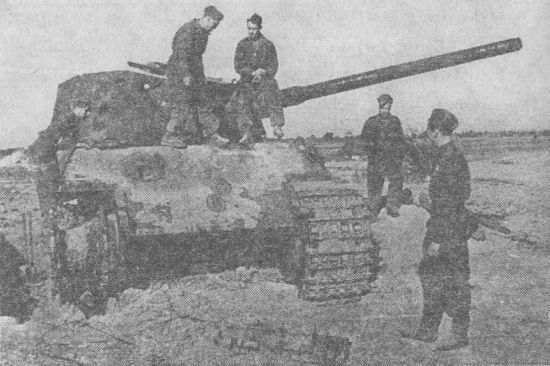 Красноармейцы осматривают «Тигр Б», подбитый на Сандомирском плацдарме. Август 1944 года.