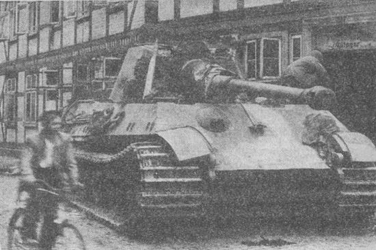 «Тигр II», захваченный американскими войсками в Остенроде. Обращает на себя внимание сквозная пробоина в борту башни, сделанная уже после захвата танка.