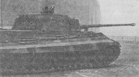 На одной из площадей Будапешта. Эта машина принадлежит тяжёлому танковому батальону дивизии «Фельдхернхалле». Весна 1945 года.