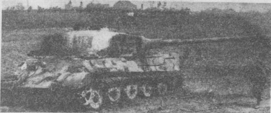 Сожжённый «Королевский тигр» на Кюстринском плацдарме недалеко от Зееловских высот на подступах к Берлину. Апрель 1945 года.