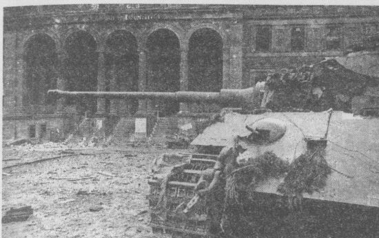 Этот танк из танковой дивизии СС «Мюнхеберг» был подбит в Берлине на площади у Потсдамского вокзала. Май 1945 года.