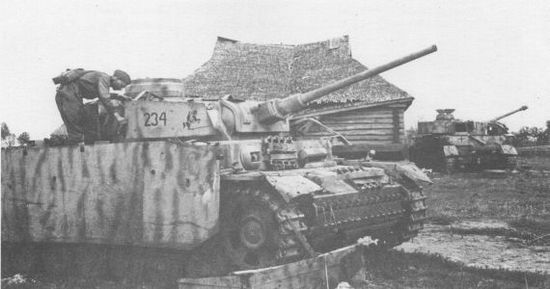 Красноармейцы осматривают Pz.III Ausf.J, оборудованный противокумулятивными экранами. Брянский фронт, август 1943 года.