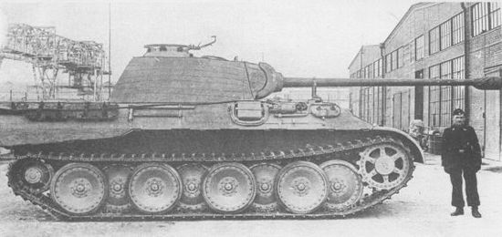 «Пантера» модификации А на заводском дворе фирмы MAN. Стоящий рядом танкист подчёркивает немалые габаритные размеры танка.