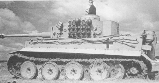 Экипажи 2-й роты 502-го тяжёлого <a href='https://arsenal-info.ru/b/book/348132256/10' target='_self'>танкового батальона</a> осваивают только что полученные новенькие «тигры». Лето 1943 года.