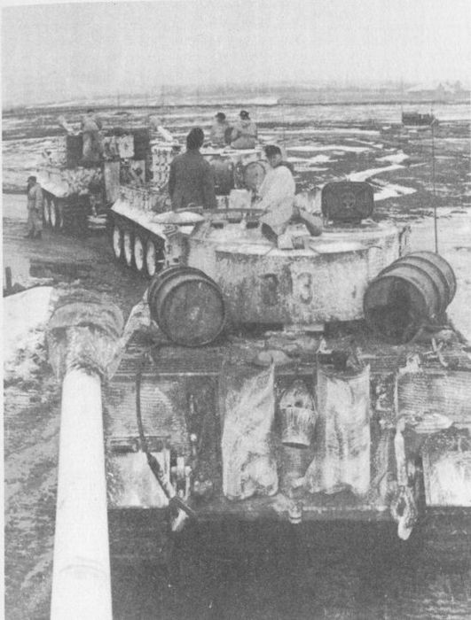 Колонна «тигров» 505-го тяжёлого танкового батальона. Восточный фронт, весна 1944 года. Налицо стремление экипажей увеличить возимый запас топлива, хотя бы и за счёт размещения на крыше МТО бочек с бензином.