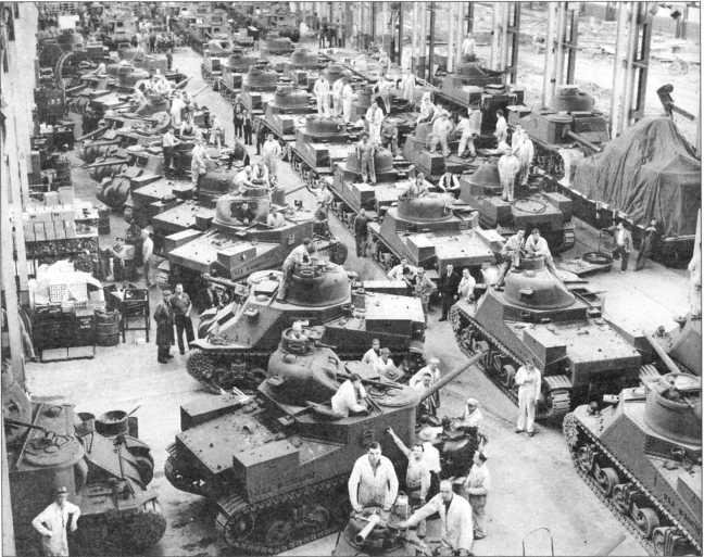 Танки М3 в сборочном цехе фирмы Chrysler. Август 1942 года.