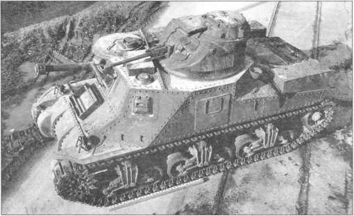 Средний танк М3А3 во время испытаний на Абердинском полигоне в декабре 1942 года. Машина поздних выпусков с вентилятором на крыше отделения управления, заваренной бортовой дверью и стабилизаторами пушек.