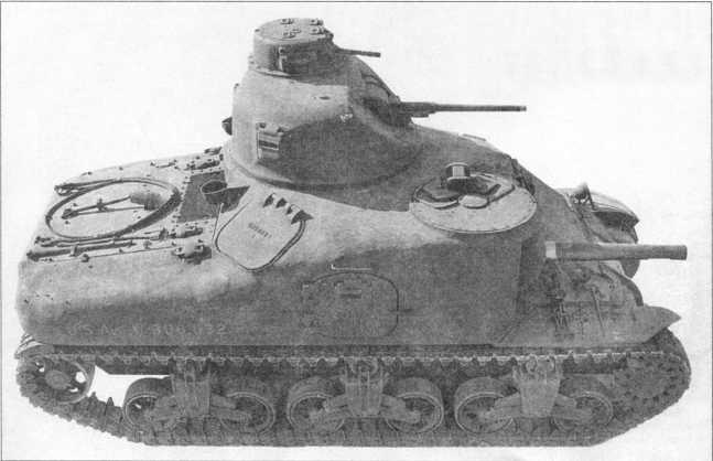 Средний танк М3А1. Обращает на себя внимание форма литого корпуса. Крышка люка над боевым отделением, смещенного ближе к корме, на первых серийных машинах откидывалась вперед.