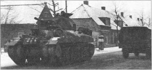 Танк Ram OP из состава одной из батарей САУ Sexton проезжает по улице голландской деревни. Зима 1945 года.