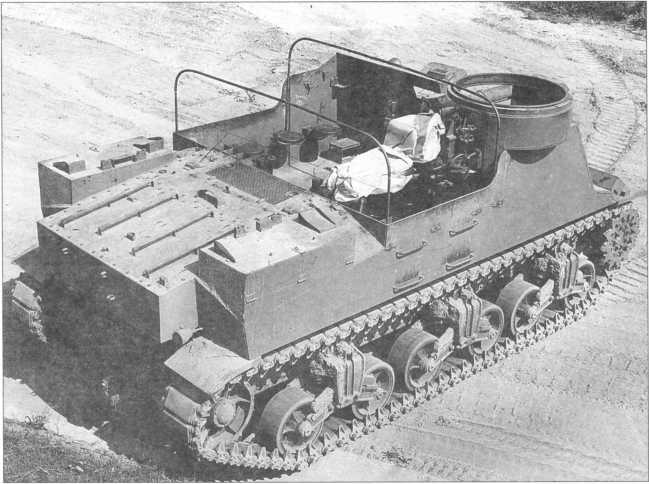 Серийная самоходно-артиллерийская установка М7 ранних выпусков. Апрель 1942 года (вверху и внизу).