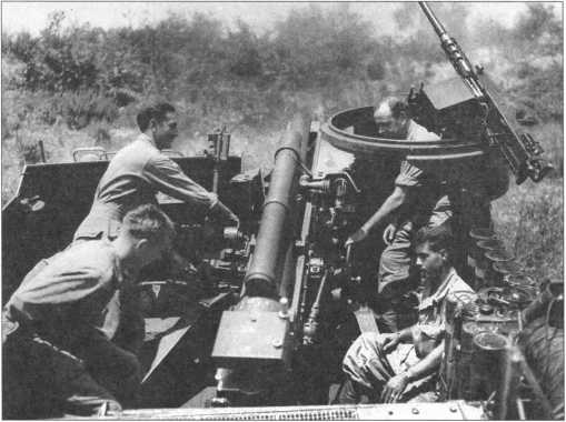 Расчет САУ М7 из состава 1-й танковой дивизии ведет огонь. Италия, август 1944 года. На фото хорошо виден интерьер боевого отделения.