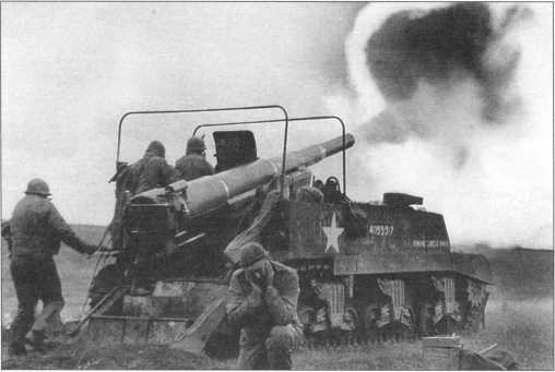 Огонь ведет САУ М12. Район р. Мозель, сентябрь 1944 года. 155-мм самоходная пушка М12 стала первой артсистемой армии США, открывшей огонь по территории Германии.