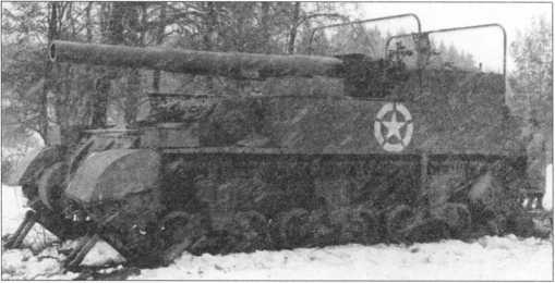 САУ М12 из состава 557-го батальона полевой артиллерии на огневой позиции. Франция, ноябрь 1944 года. Обращают на себя внимание башмаки под передними ветвями гусениц.