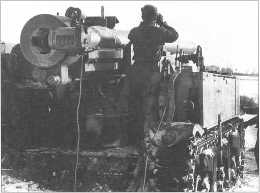 Вид сзади на М12, поддерживающую огнем подразделения 3-й танковой дивизии, декабрь 1944 года. Хорошо виден открытый поршневой затвор и казенная часть пушки.