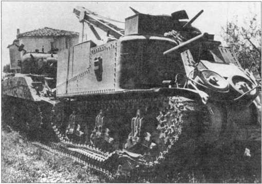 С помощью БРЭМ М31 осуществляется процесс надевания гусеницы на средний танк «Шерман». 