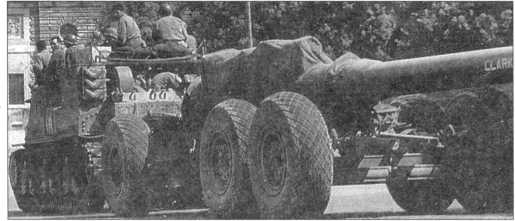 Тягач М33 из состава 575-го тяжелого артиллерийского батальона буксируют по улице Рима ствол 203-мм пушки М1. 5 июля 1943 года.