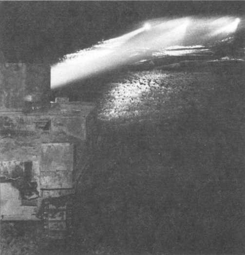 Ночная демонстрация прожекторного танка Grant Mk I CDL.