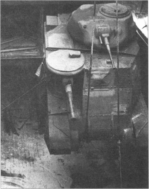 Выгрузка танка Grant I в Ливерпульских доках. 1942 год. Обращает на себя внимание полная герметизация всех отверстий и щелей при перевозке через Атлантический океан.