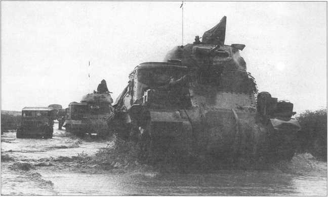 Колонна танков «Грант» 1-й английской танковой дивизии преодолевает потоки грязи после ливня. Дождь, начавшийся 6 ноября 1942 года, помог войскам Роммеля избежать окончательного разгрома после сражения у Эль-Аламейна.