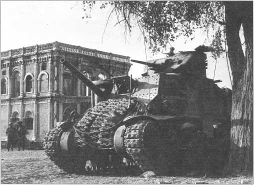М3 Lee из состава 150-го полка Королевского танкового корпуса на одной из улиц г. Мандалай. Бирма, 1945 год.