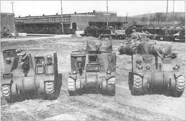 САУ М7 Priest, средние танки М3 Lee и М4 Sherman во дворе завода компании American Locomotive.