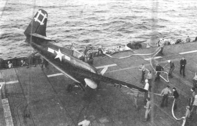 FM-2 из эскадрильи VC-96 встал на нос после неудачной посадки на авианосец «Рэдирд Бэй», 1 апреля 1945 г. Машина вернулась из боевого вылета на Окинаву. Подвесные топливные баки окрашены в белый цвет.