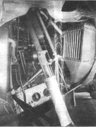 Левая и правая ниша шасси. Видны детали двигателя и стоек шасси. Обратите внимание на промежуточный радиатор, характерный для самолетов с двухступенчатым наддувом, оснащенных двигателем Pratt & Whitney R-1830-76/86 — F4F-3 и F4F-4.
