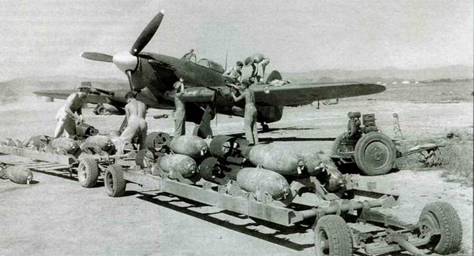 «Поезд» с бомбами для «Харрибомберов», Бирма. Идет подготовка «Харрикейна IIС» к вылету.
