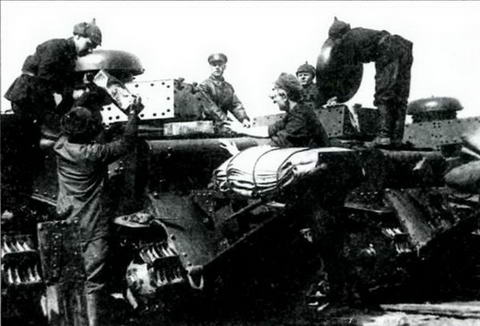 Заправка танка МС-1 бензином и маслом. Примерно 1931 г.