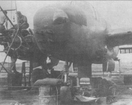 В-25 с усиленным вооружением — так называемый «стрейфер»- во время осмотра двигателя на авиабазе в Новой Гвенес.