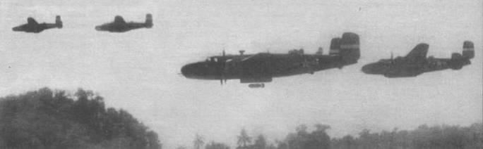 В-25 из 501st BS, 345th BG, сбрасывающие 500-фунтовые (227-кг) бомбы на японскую базу Вевак, Новая Гвинея.