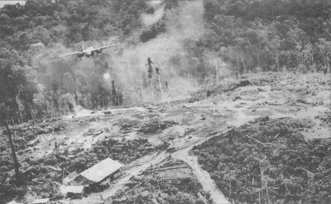 В-25 с малой высоты атакует японские позиции в Соронге, Голландская Новая Гвинея.