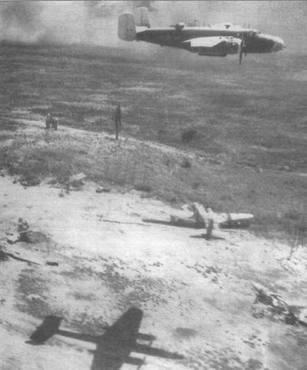 B-25C-1 «стрейфер» с открытым бомболюком над японской базой. Внизу виден японский бомбардировщик Ки-21 и обломки истребителя Ки-43.