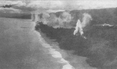 Отряд В-25С из 345th BG в налете с малой высоты на японские позиции на побережье Новой Гвинеи.