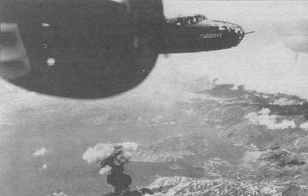 В-25 возвращаются из налета на Симпсон-Харбор. Внизу видны столбы дыма от горящих японских кораблей.