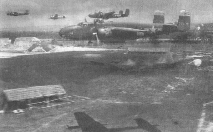 B-25J из 38th BG в налете на японские позиции на Филиппинах, 1944 год. На переднем плане В-25J-10 (43-28145) из 71st BS. Видны открытые створки бомболюка, из которого сыплются «парафраги».