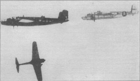 Японский истребитель Ки-43 «Хаябуса» («Oscar») атакует отряд В-25. Слева виден B-25D в камуфляже Olive Drab/Neutral Gray, справа некамуфлированный B-25J.