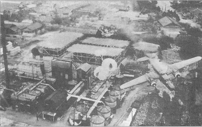 Драматическая последовательность снимков, показывающая налет В-25J-10 «Jaunty Jo» (43-36192) из 498th BS «Air Apaches», 345th BG на японский нефтеперегонный завод в Бёрицу на Формозе, 26 мая 1945 года. Самолет пилотировал 1-й лейтенант Роберт Дж. Ноф. На верхнем снимке виден момент попадания в самолет снаряда. На нижнем снимке показан момент взрыва самолета. Весь экипаж погиб. Видны «парафраги», сброшенные с самолета, с которого производилась съемка.