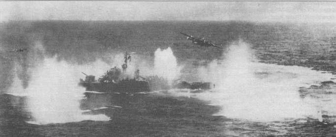 В-25 из 498th BS, 345th BG, 5th AF атакуют японский корвет у побережья Формозы, 29 марта 1945 года. Видны разрывы бомб в опасной близости от корабля.