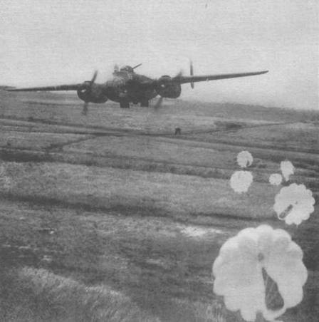 B-25J из 71st BS, 38th BG, 5th AF сбрасывает «парафраги», Филиппины, декабрь 1944 года. Эти маленькие осколочные бомбы на парашютах были страшным средством против стоящих на земле самолетов. В бомбоотсек В-25 мог брать 72 такие бомбы, каждая из которых весила около 10 кг (23 фунта).