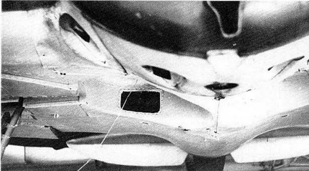 Вид на подмоторное пространство и нишу шасси. В правой нише — окно, через которое пилот видел положение шасси. Экспонат в музее г. Чкаловск Нижегородской области (соответствует типу 5).