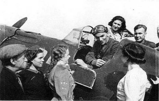 Старший лейтенант Г.М. Шварцев беседует с делегатами Кронштадта. Ленинград. 1941 г. (РГАКФД).
