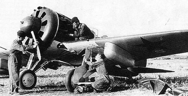 И-16 тип 24 на полевом аэродроме. 1940 г. (РГАКФД)