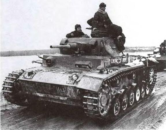 Колонна трофейных боевых машин (танк Pz. III и три StuG III) на Западном фронте, март 1942 года. На борту танка надпись «Смерть Гитлеру!» (РГАКФД).