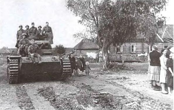 Бойцы Красной Армии отправляются в бой на трофейном танке Pz. III. Западный фронт, сентябрь 1941 года (АСКМ).