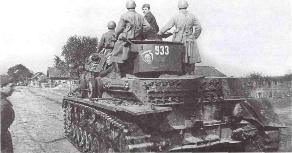 Бойцы Красной Армии отправляются в бой на трофейных танках Pz.lll и Pz. IV. На нижнем снимке хорошо видна эмблема 18-й танковой дивизии вермахта и полковой знак 18-го танкового полка нанесенные на башне танка Pz. IV. Западный фронт, сентябрь 1941 года (АСКМ).