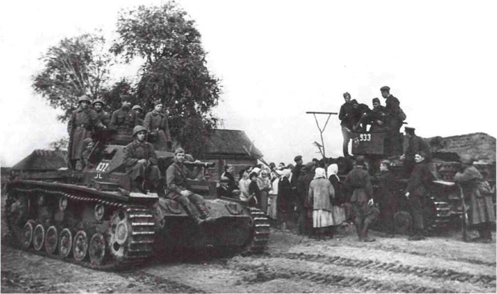 Бойцы Красной Армии на трофейных танках Pz.lll и Pz. IV. Западный фронт, сентябрь 1941 года (АСКМ).