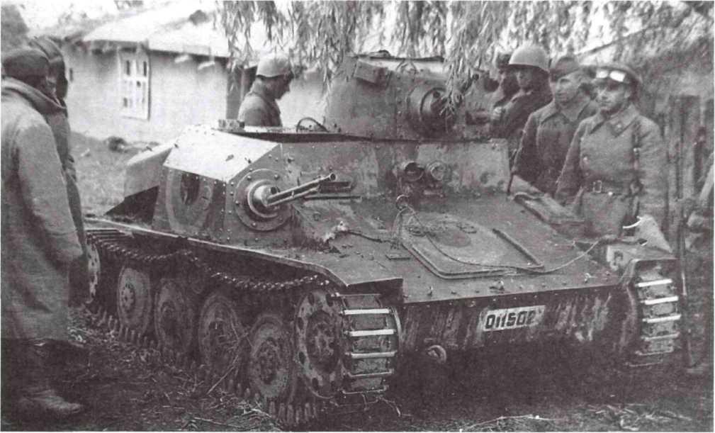 Бойцы Красной Армии у захваченного румынского танка R-1. Район Одессы, сентябрь 1941 года (АСКМ).