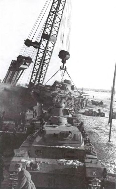 Погрузка трофейных танков Pz. Ill для отправки в ремонт на тыловых предприятиях. Северо-западнее Сталинграда, январь 1943 года (РГАКФД).