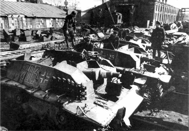 Бригада танкистов-ремонтников за изучением трофейных StuG III (из состава 192-го дивизиона штурмовых орудий) на рембазе № 82. Апрель 1942 года (АСКМ).